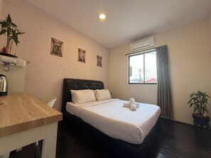 Standard Room, Non Smoking, Shared Bathroom | Down comforters, individually decorated, individually furnished, desk - Jade Guesthouse (Malacca City)