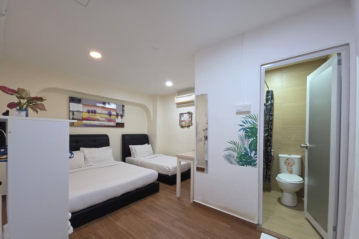 Deluxe Triple Room | Down duvets, individually decorated, individually furnished, desk