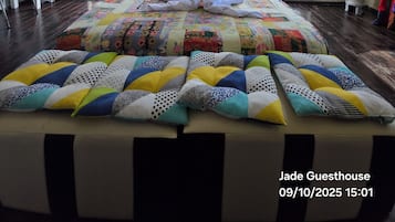 Dihias secara berasingan, meja, ruang kerja komputer riba