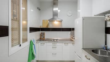 Jääkaappi, mikroaaltouuni, uuni, liesi