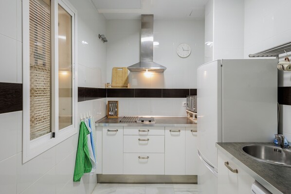 Jääkaappi, mikroaaltouuni, uuni, liesi