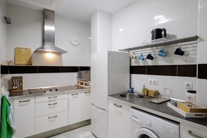 Een koelkast, een magnetron, een oven, een kookplaat