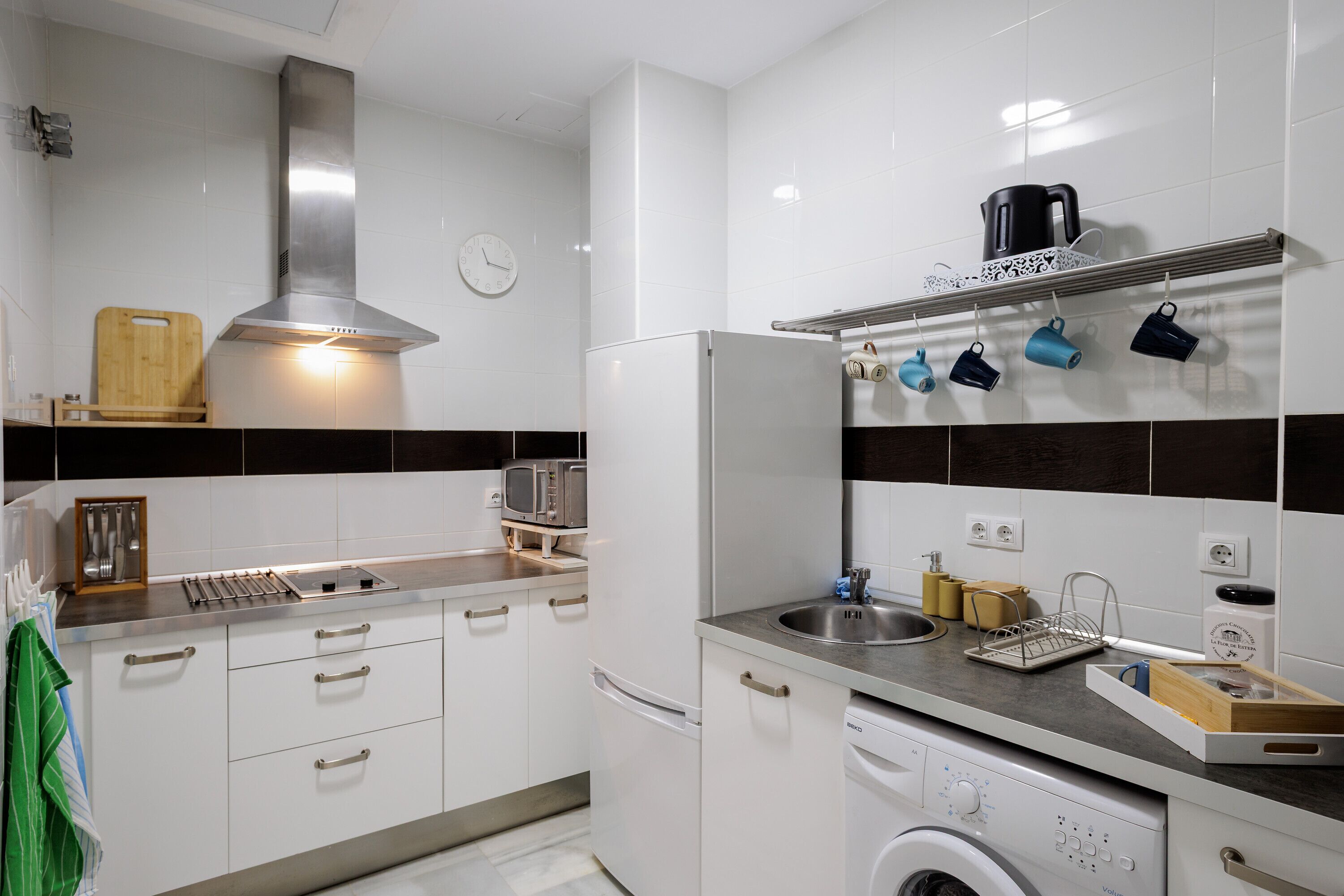 Een koelkast, een magnetron, een oven, een kookplaat