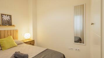 Silitysrauta/-lauta, Wi-Fi, vuodevaatteet