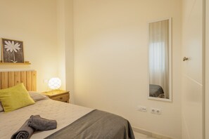 Silitysrauta/-lauta, Wi-Fi, vuodevaatteet