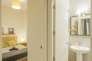 Een strijkplank/strijkijzer, wifi, beddengoed