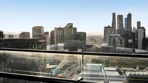 A cityscape with modern high-rise buildings, a clear sky, and a view from a high vantage point. - Luxury apartment & free parking x1 (Southbank)