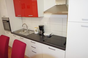 Fridge, oven, stovetop, coffee/tea maker - Charming studio "Tara" in subrub of Pula (Pula)