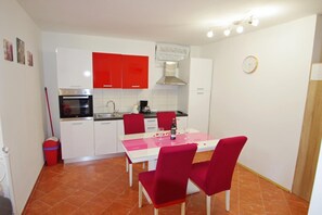 Fridge, oven, stovetop, coffee/tea maker - Charming studio "Tara" in subrub of Pula (Pula)