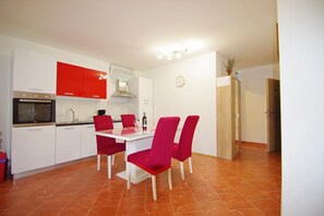 Fridge, oven, stovetop, coffee/tea maker - Charming studio "Tara" in subrub of Pula (Pula)