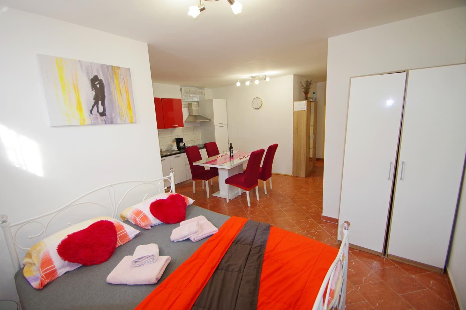 Iron/ironing board, free WiFi, bed sheets