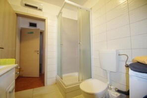 Shower, hair dryer, towels - Charming studio "Tara" in subrub of Pula (Pula)