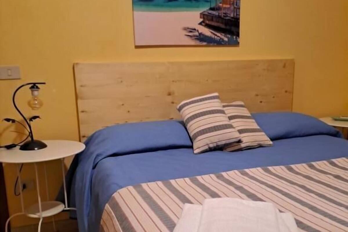 Quarto conforto, 1 cama de casal, vista para o pátio | Cortinas blackout, quartos à prova de som, ferros/tábuas de passar roupa