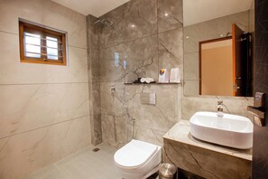 Đồ dùng nhà tắm miễn phí, khăn tắm, xà phòng, dầu gội 