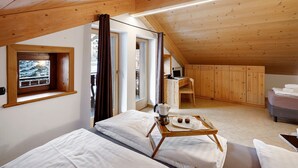 Een gezellige kamer met een bed, een bureau en uitzicht.