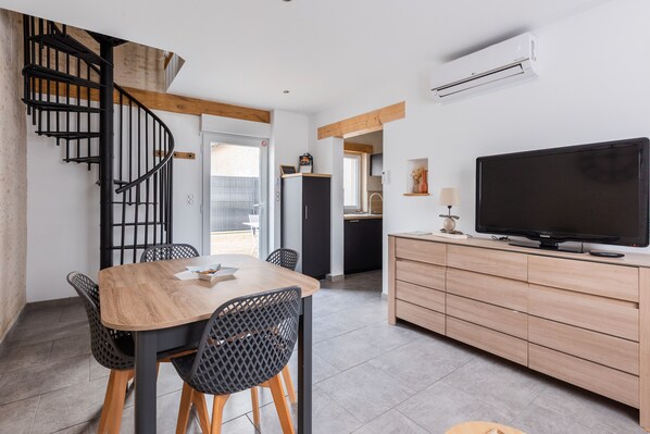 Dining - Le Clos Controis Gîte with Air Conditioning (Le Controis-en-Sologne)