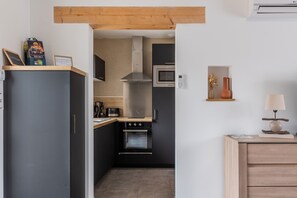 Fridge, microwave, oven, stovetop - Le Clos Controis Gîte with Air Conditioning (Le Controis-en-Sologne)