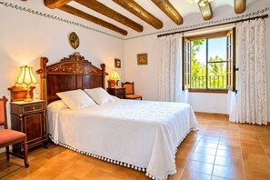 15 bedrooms, iron/ironing board, free WiFi, bed sheets
