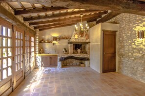 المنشأة من الداخل