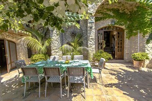 تناول الطعام بالخارج