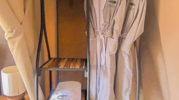 Kamar Single Standar, balkon, pemandangan kebun | Kamar mandi | Shower, perlengkapan mandi gratis, sandal, dan handuk