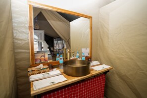 Chambre Simple Standard, balcon, vue jardin | Salle de bain