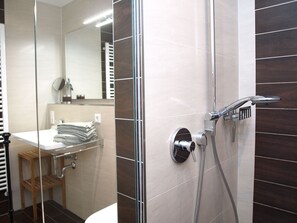 Douche, sèche-cheveux, serviettes fournies