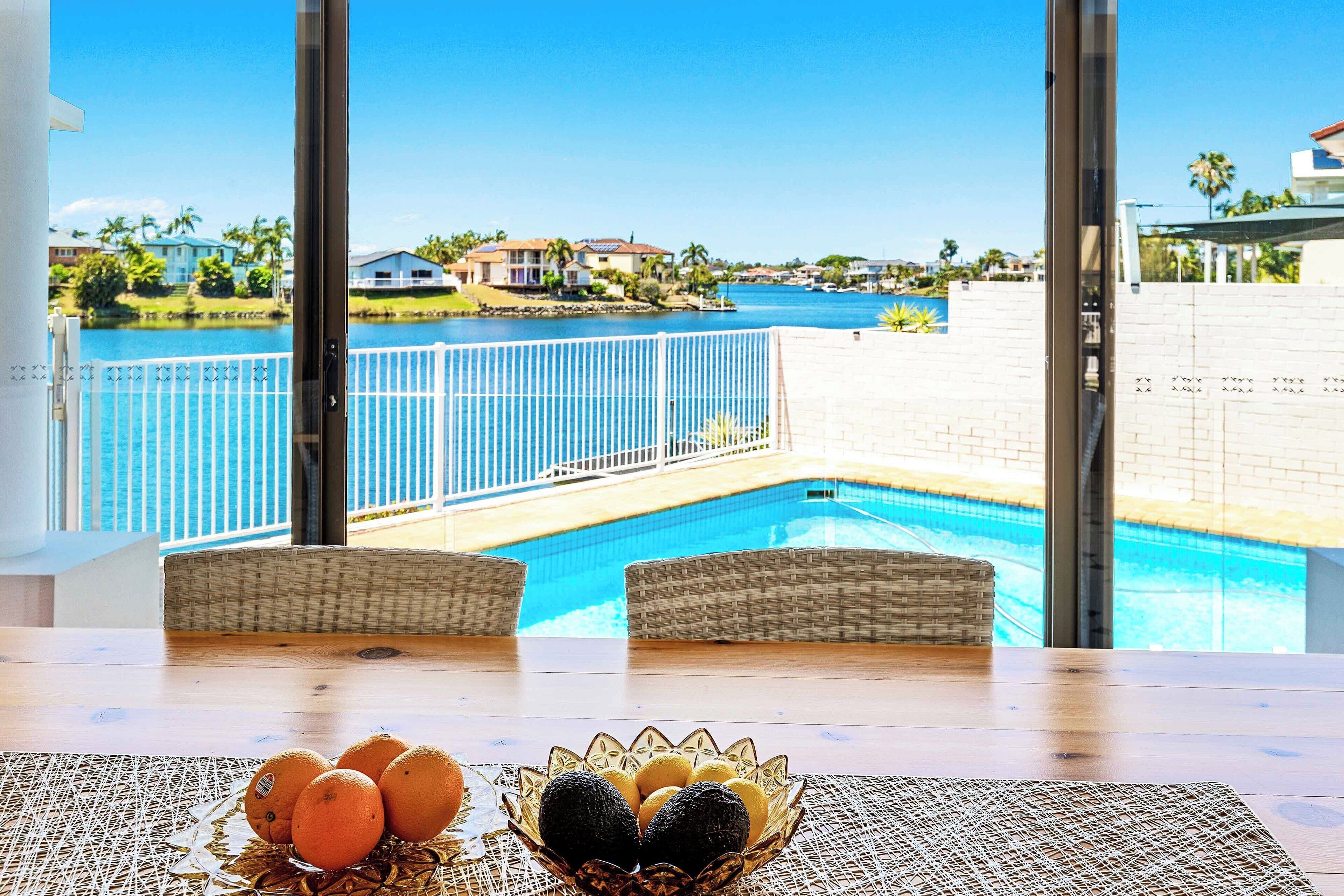 Hus, utsikt mot innsjø | Spisestue