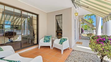 House, Lake View | Terrace/patio