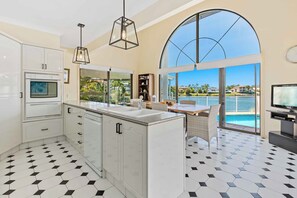 Private kitchen - Villa Maria 4BRM Home (Clear Island Waters)