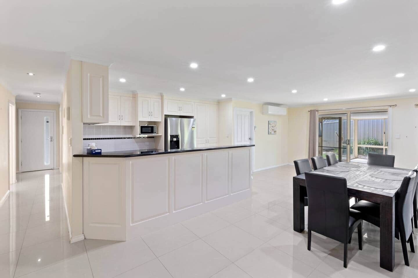 Mikrowelle, Herdplatte, Geschirrspüler, Kochgeschirr/Geschirr/Besteck