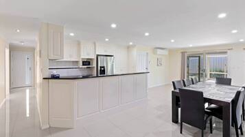 Een magnetron, een kookplaat, een vaatwasser