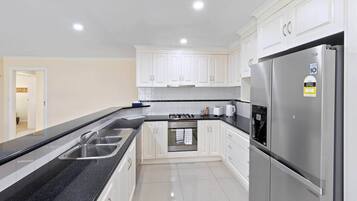 Een magnetron, een kookplaat, een vaatwasser