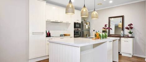 Réfrigérateur, four à micro-ondes, un four, surface de cuisson