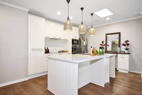 Luxury Golf Course Retreat with Scenic Views