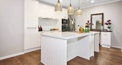 Luxury Golf Course Retreat with Scenic Views