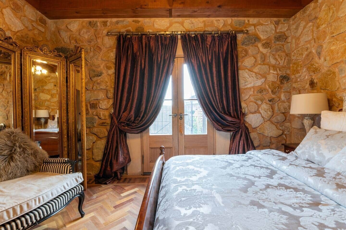 4 habitaciones, tabla de planchar con plancha, wifi y ropa de cama 