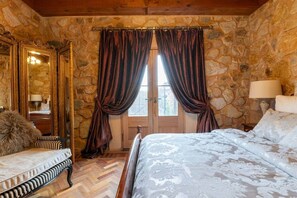 4 عدّة غرف نوم ومكواة/لوح كي وواي فاي وملاءات أسرّة