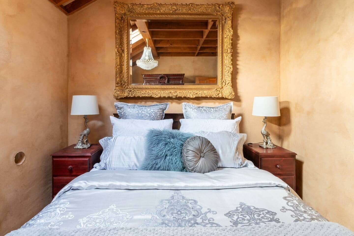 4 habitaciones, tabla de planchar con plancha, wifi y ropa de cama 