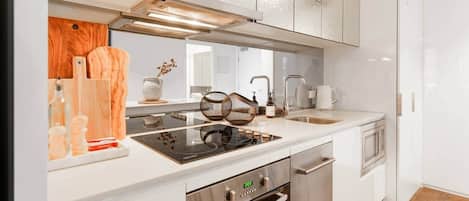 Kylskåp, mikrovågsugn, ugn och spishäll