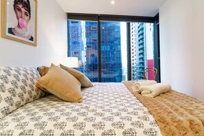 2 عدّة غرف نوم ومكواة/لوح كي وواي فاي وملاءات أسرّة