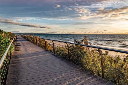 Sophisticated Waterfront Haven • Views & Parking