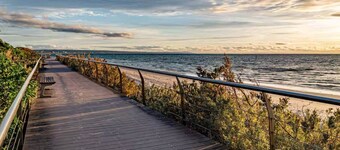 Sophisticated Waterfront Haven • Views & Parking