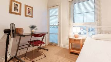 3 habitaciones, tabla de planchar con plancha, wifi y ropa de cama