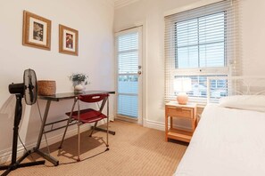 3 عدّة غرف نوم ومكواة/لوح كي وواي فاي وملاءات أسرّة