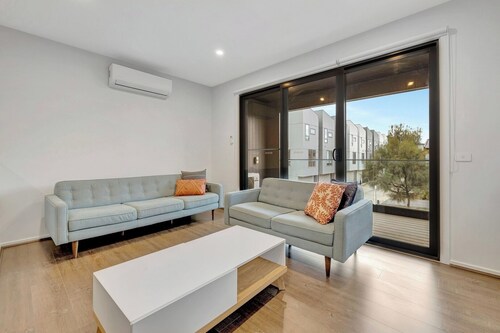 Stylish 3-Bedroom Townhouse Near Shops and Parks