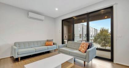 Stylish 3-Bedroom Townhouse Near Shops and Parks