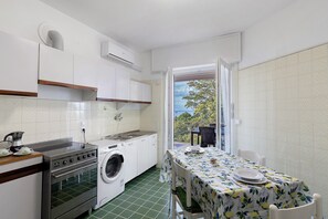 Frigorifero, microonde, forno, piano cottura