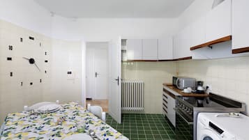 KĂŒhlschrank, Mikrowelle, Ofen, Herdplatte