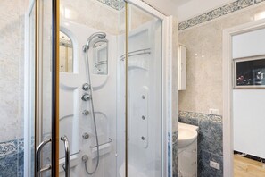 Shower, hair dryer, towels - Holiday Home 'Casa Alizia' with Sea View, Wi-Fi and Air Conditioning (OSPEDALETTI)